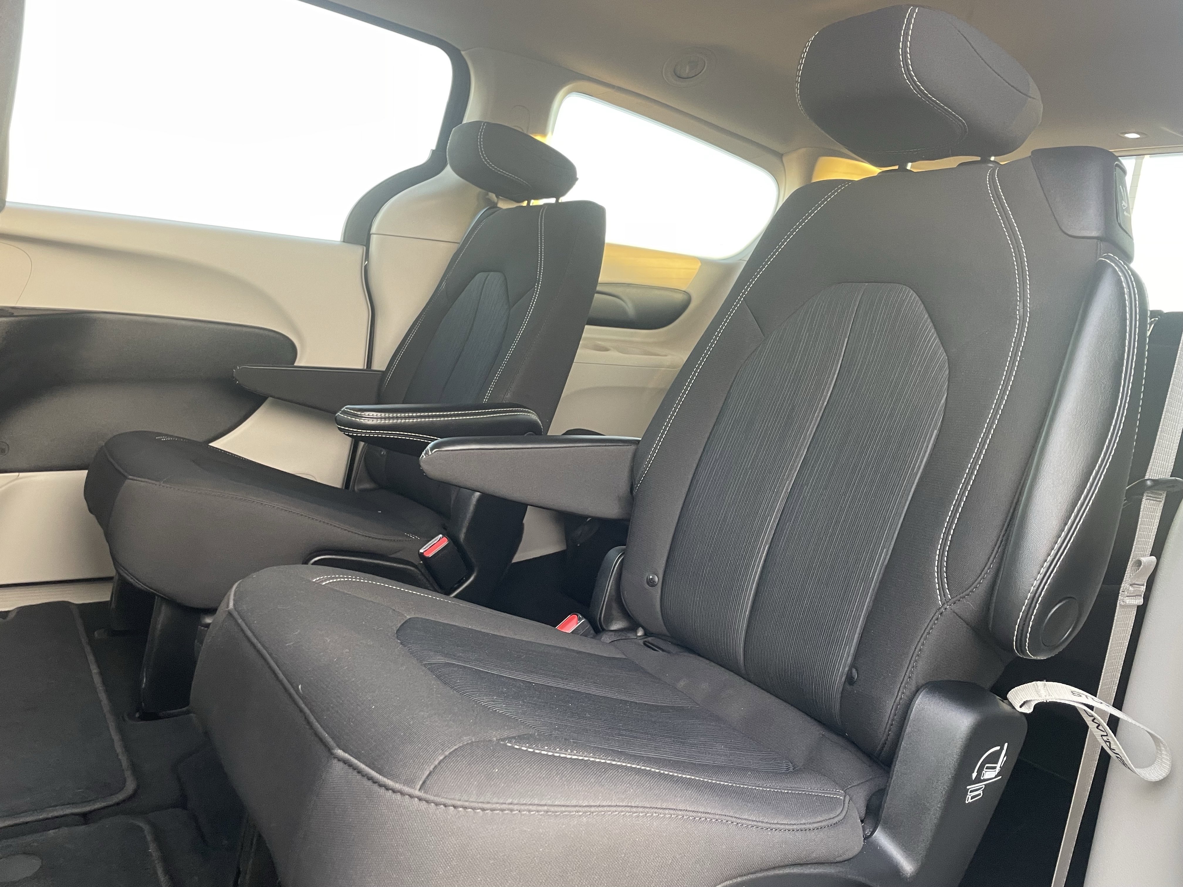 Used 2022 Chrysler Voyager LX image 13