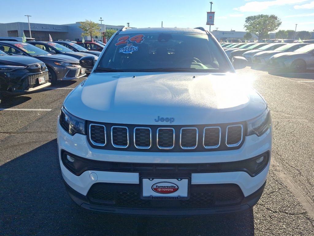 Used 2024 Jeep Compass Latitude AWD/4WD image 2