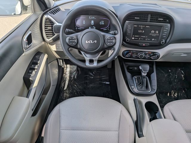 Used 2025 Kia Soul LX w/ LX Technology Package FWD image 17