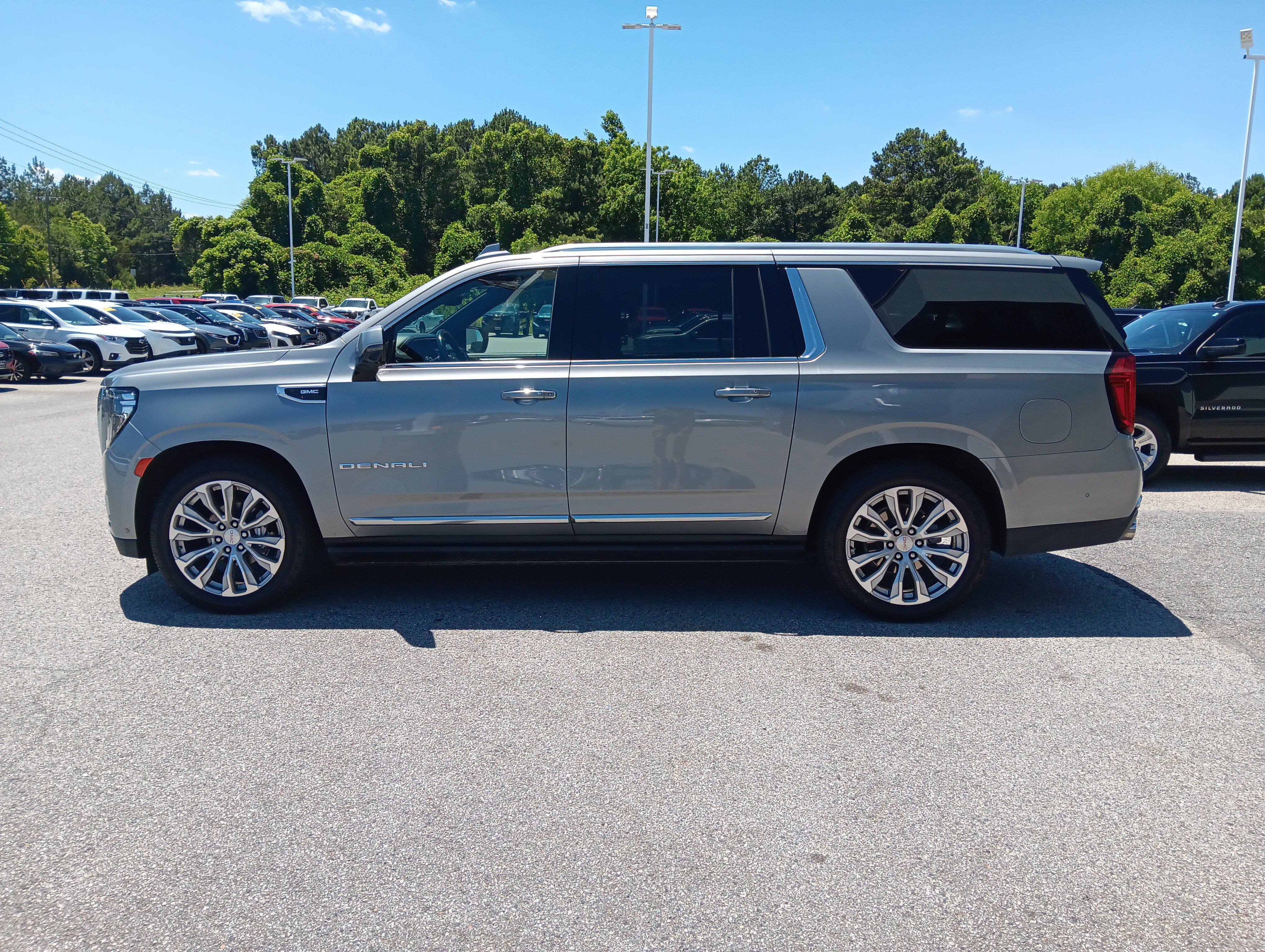 Used 2023 GMC Yukon XL Denali w/ Denali Reserve Package AWD/4WD image 3