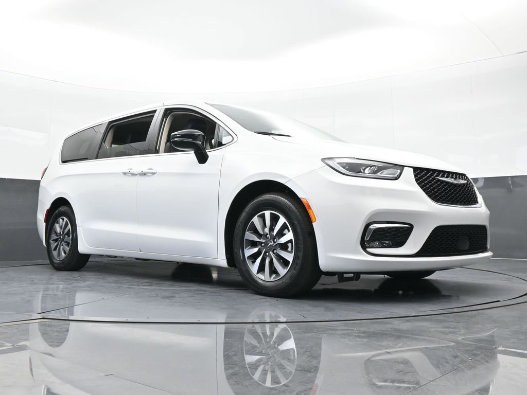 Used 2024 Chrysler Pacifica Select image 58