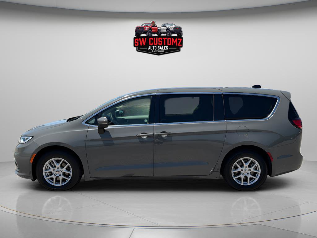 Used 2023 Chrysler Pacifica Touring-L FWD image 4