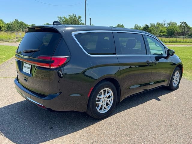 Used 2025 Chrysler Pacifica Select FWD image 6