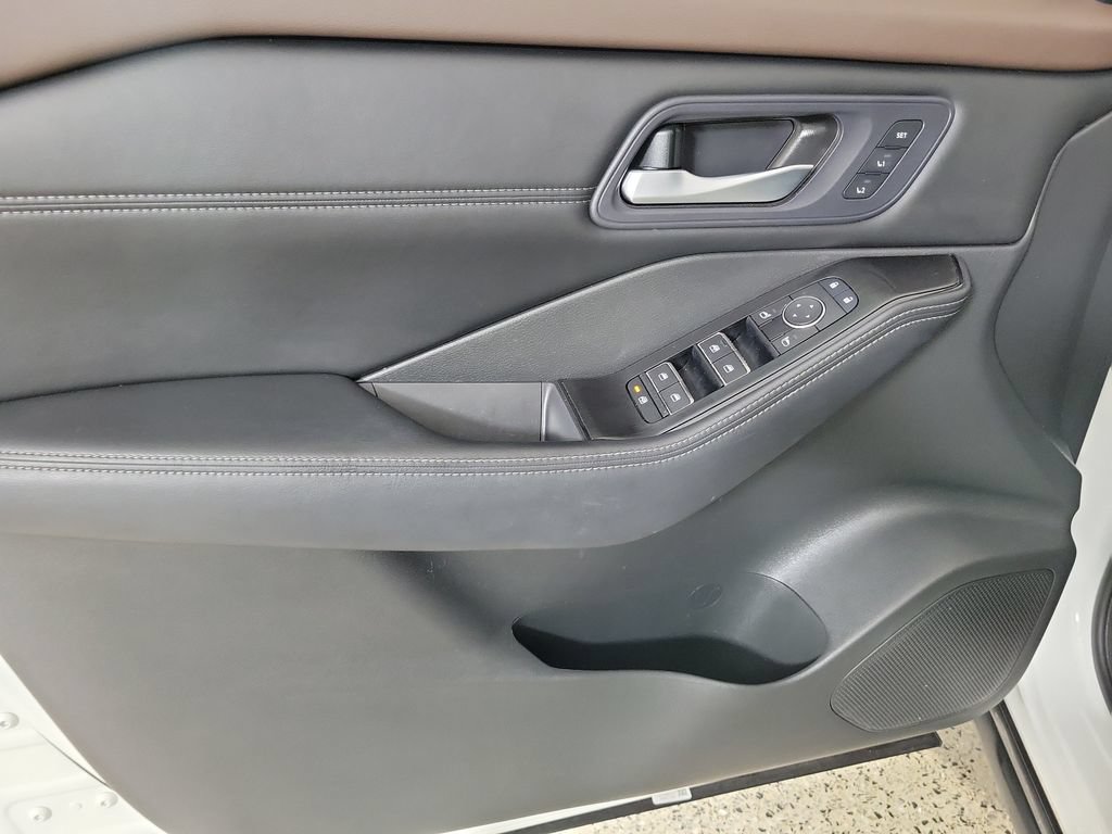 Used 2023 Nissan Rogue SL w/ SL Premium Package FWD image 16