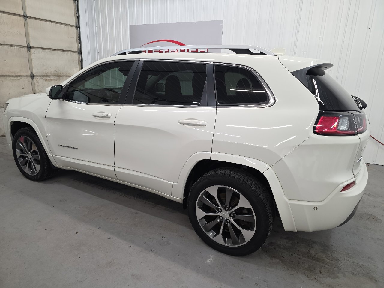 Used 2019 Jeep Cherokee Overland w/ Technology Group image 8