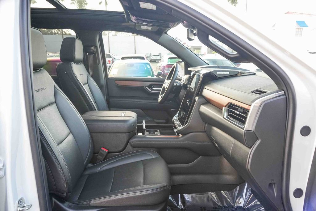 Used 2025 GMC Yukon XL Denali w/ Sun & Power Step Package image 18