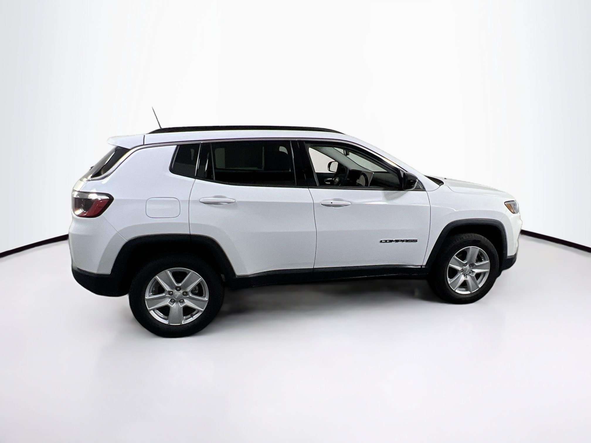 Used 2022 Jeep Compass Latitude w/ Sun and Sound Group AWD/4WD image 4