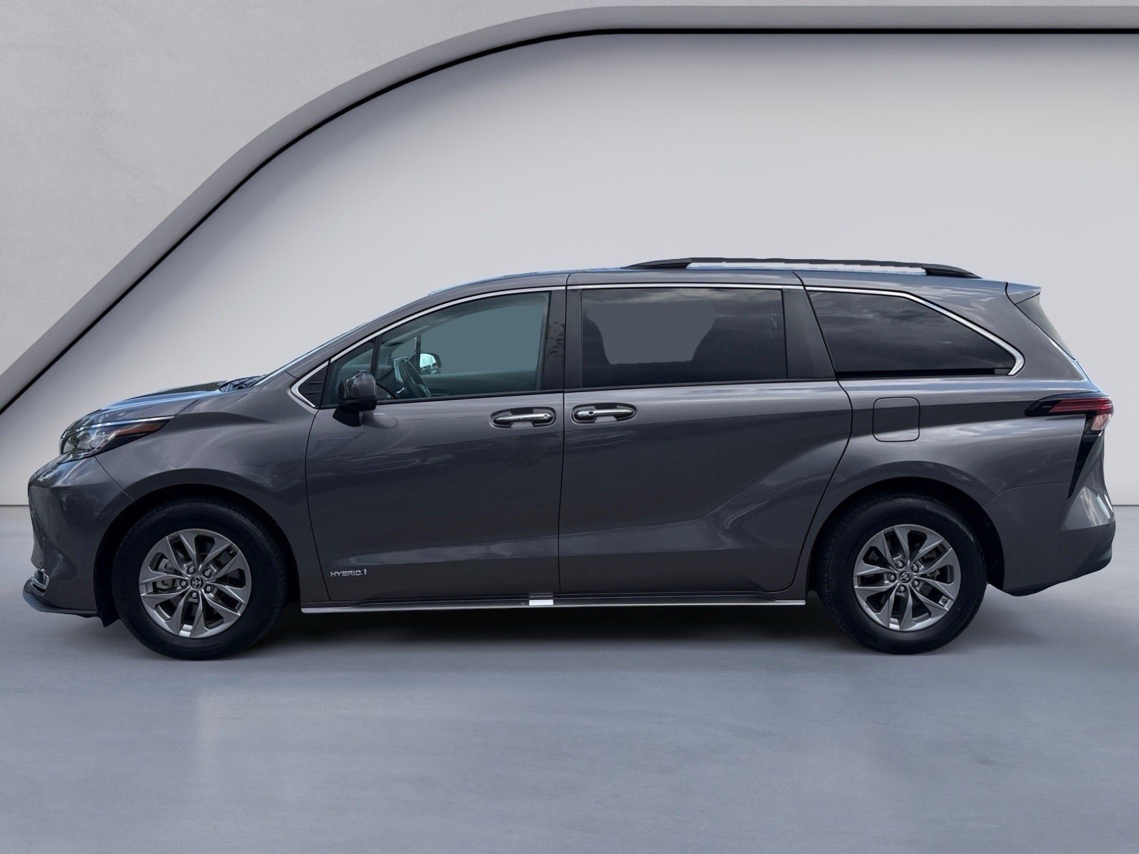 Used 2021 Toyota Sienna XLE FWD image 2