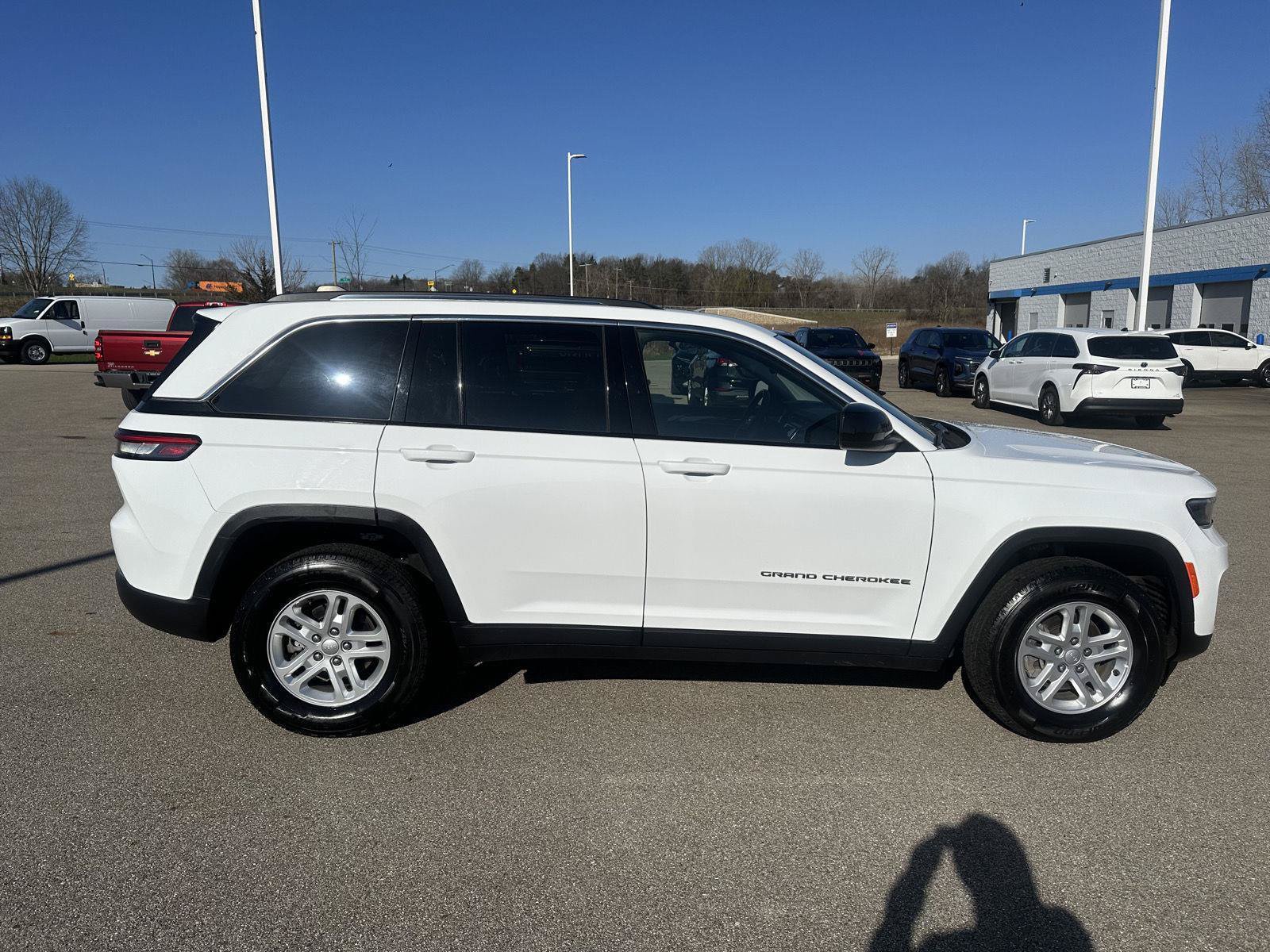 Used 2023 Jeep Grand Cherokee Laredo AWD/4WD image 10
