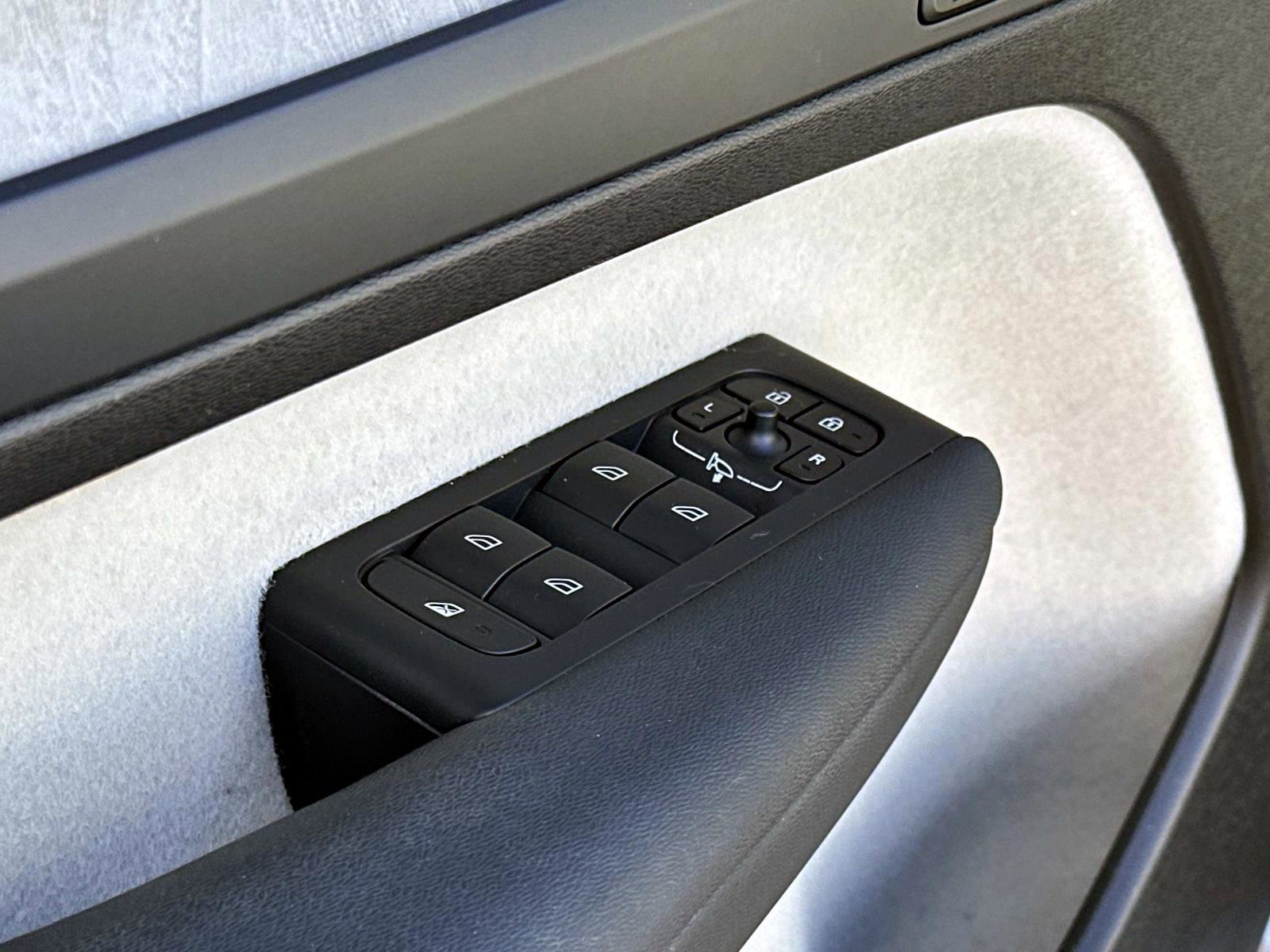 Certified 2023 Volvo XC40 B5 Plus image 19