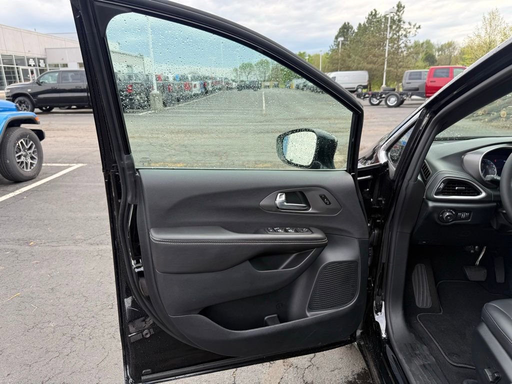 New 2026 Chrysler Pacifica Select FWD image 10