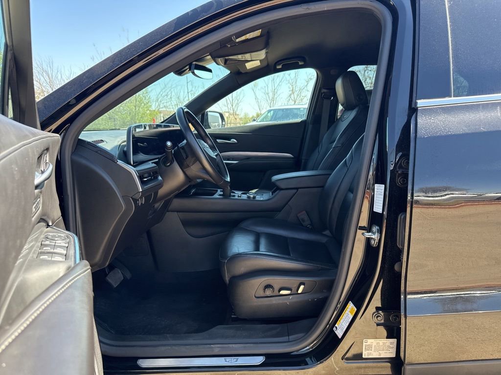 Used 2024 Cadillac XT4 Premium Luxury image 11