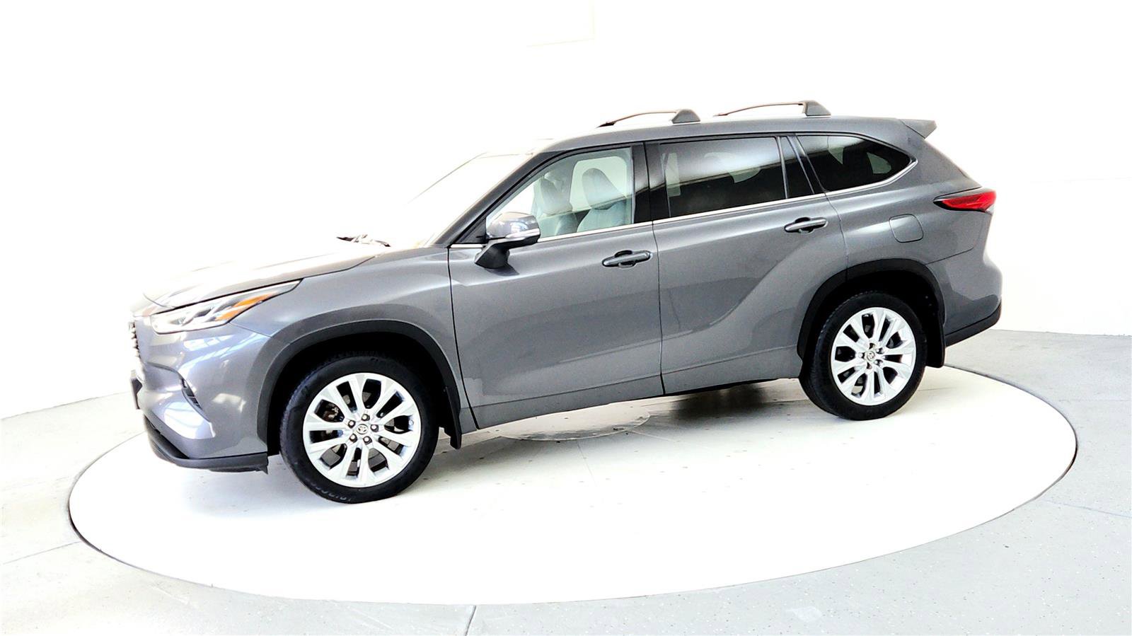 Used 2023 Toyota Highlander Limited image 3