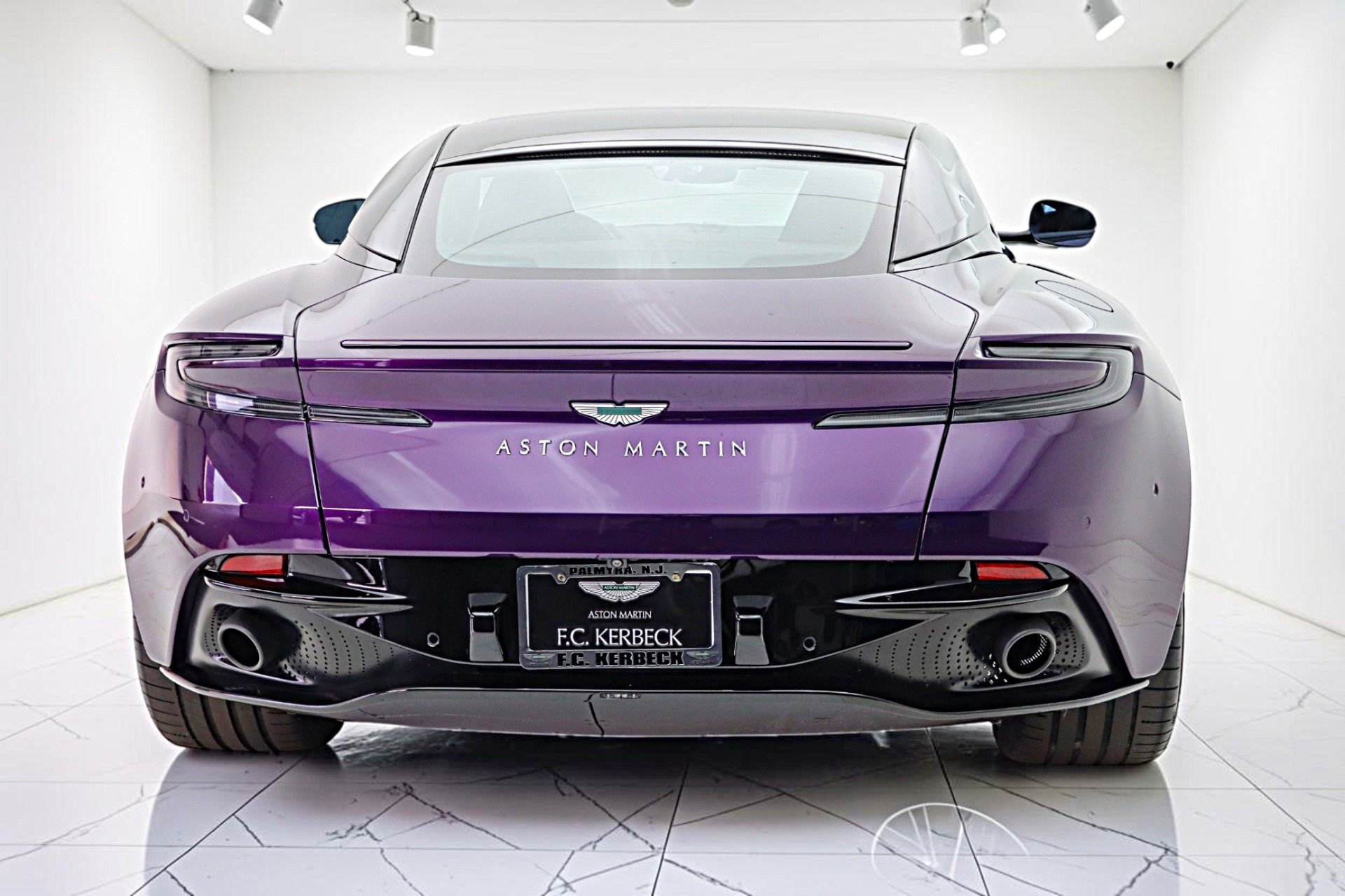 Used 2024 Aston Martin DB12 Coupe RWD image 8