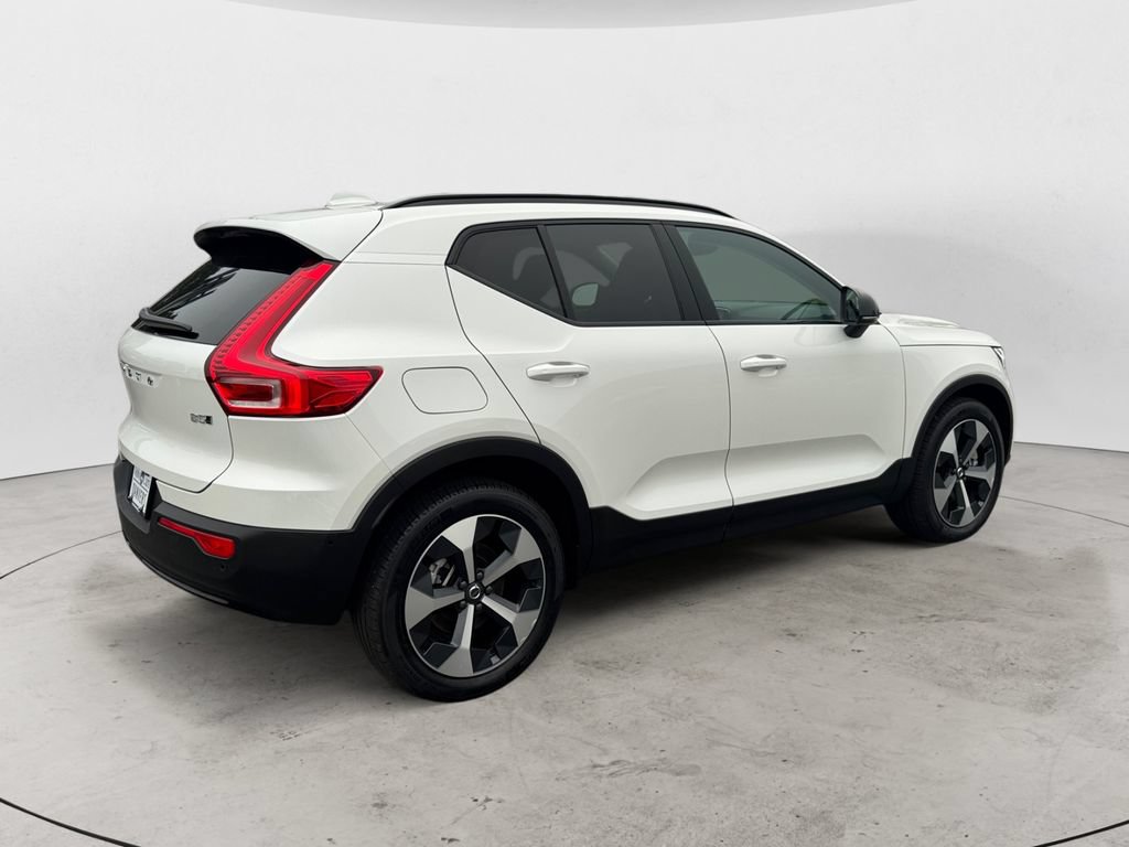 Certified 2026 Volvo XC40 B5 Plus AWD/4WD image 7