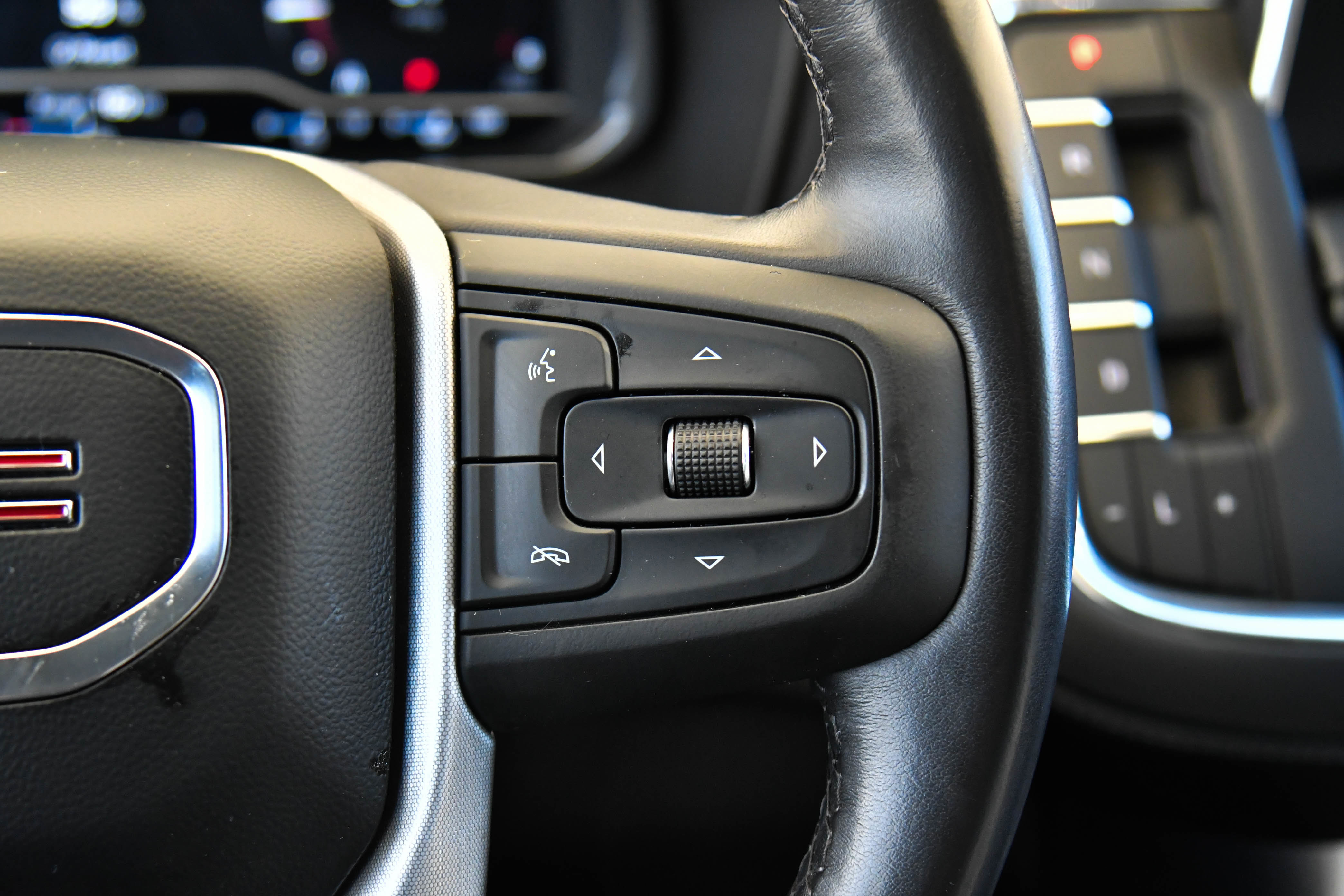 Used 2023 GMC Yukon XL SLE RWD image 34