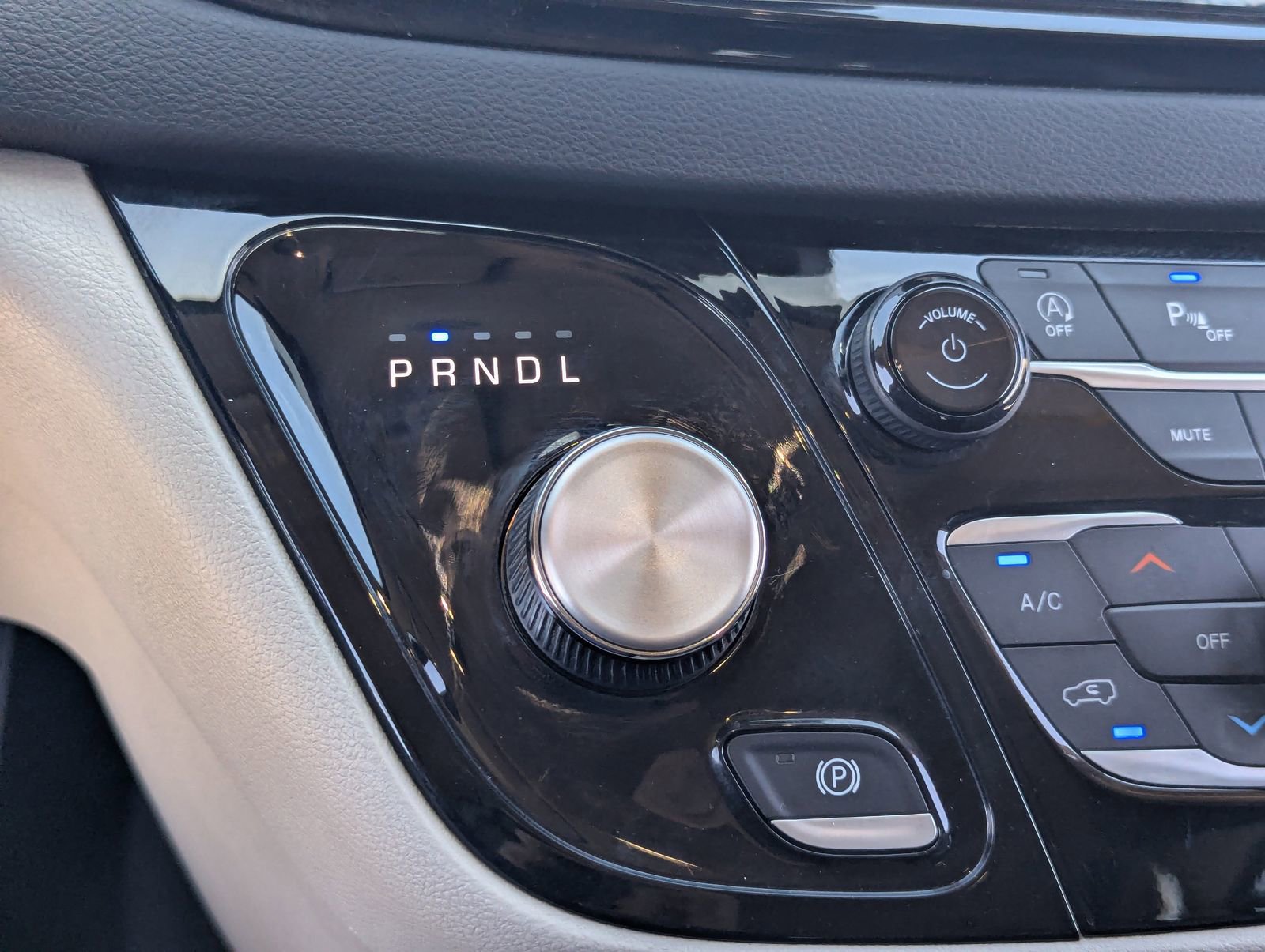 Used 2023 Chrysler Pacifica Touring-L image 24