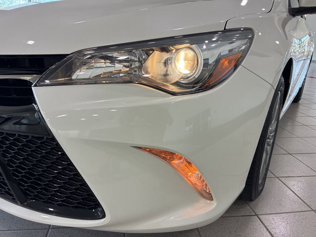 Used 2017 Toyota Camry SE w/ Moonroof Package image 5