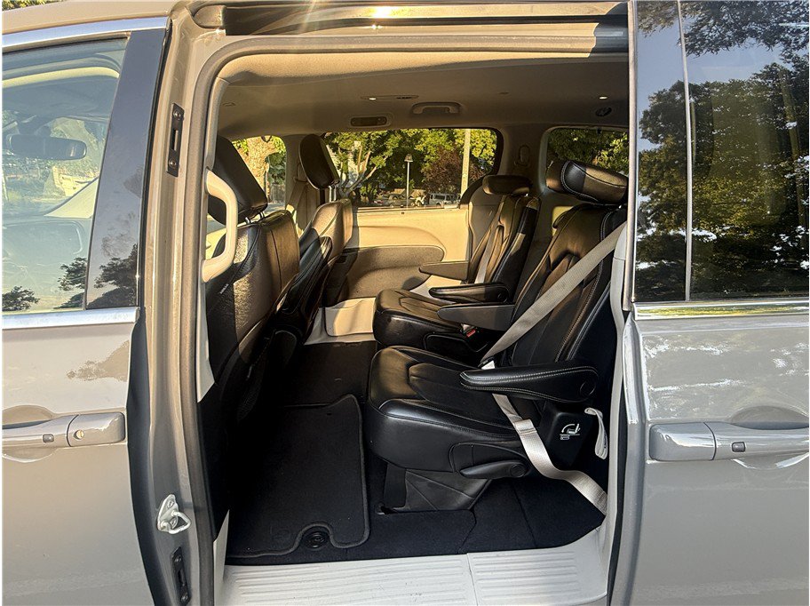 Used 2022 Chrysler Pacifica Touring-L FWD image 12