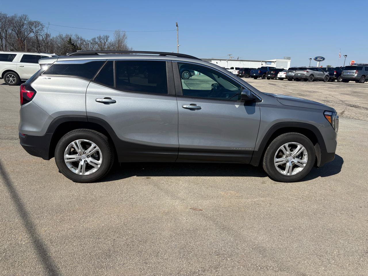 Used 2024 GMC Terrain SLE w/ Driver Convenience Package AWD/4WD image 2