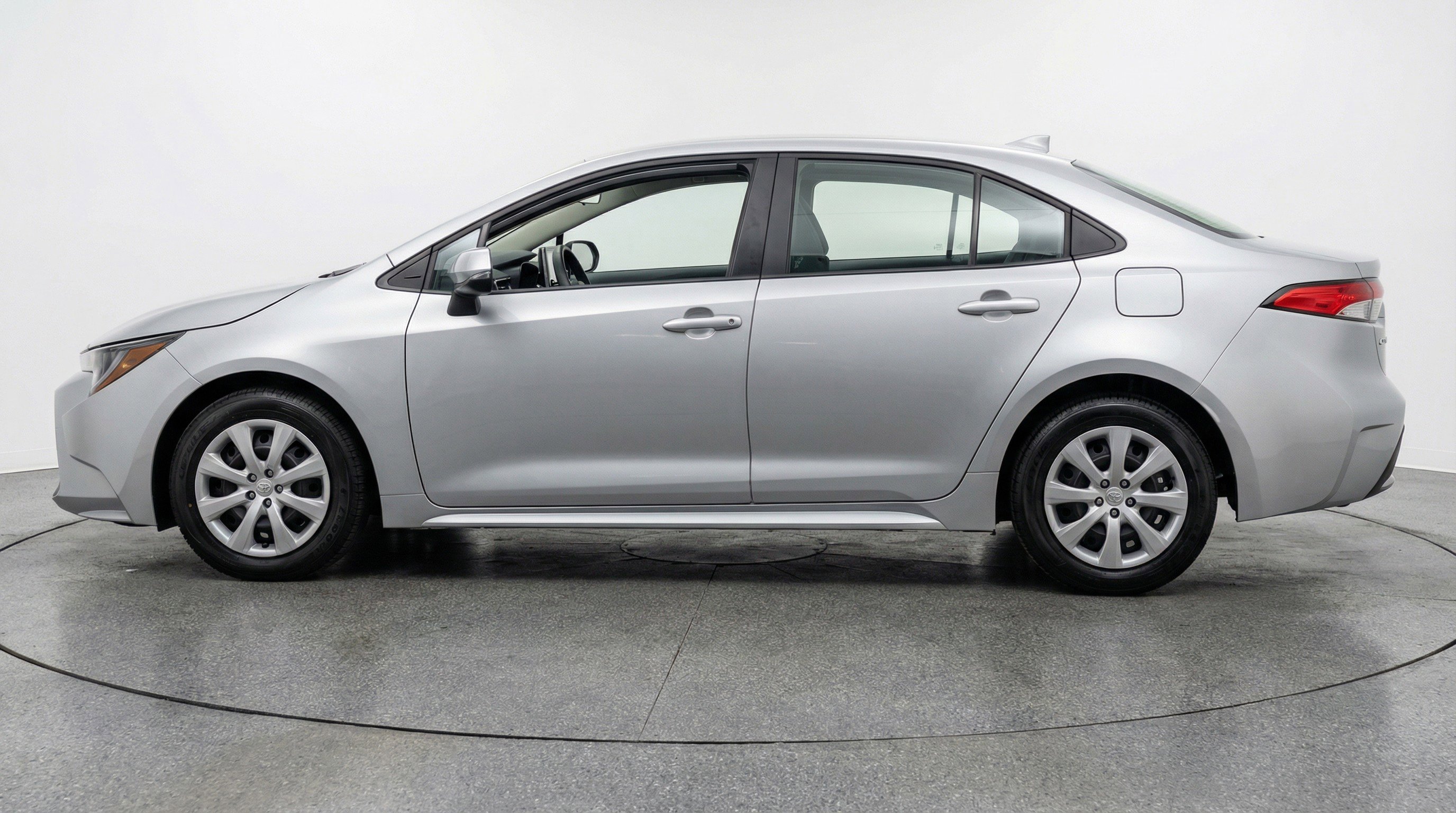 Used 2025 Toyota Corolla LE image 5