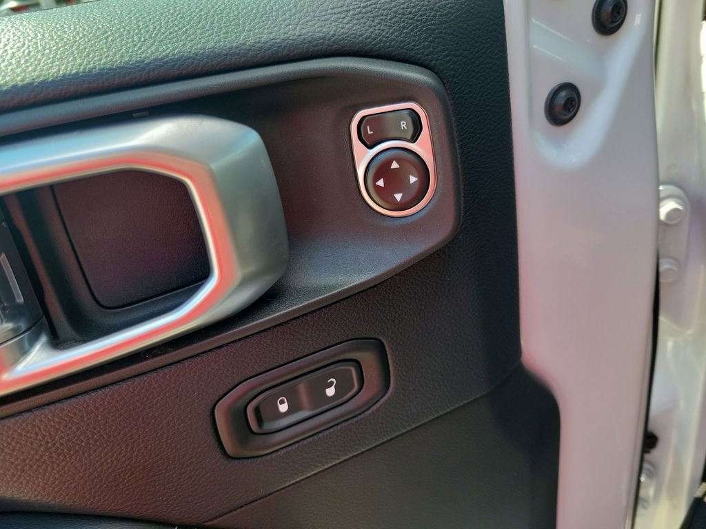 Used 2018 Jeep Wrangler Unlimited Sahara AWD/4WD image 14