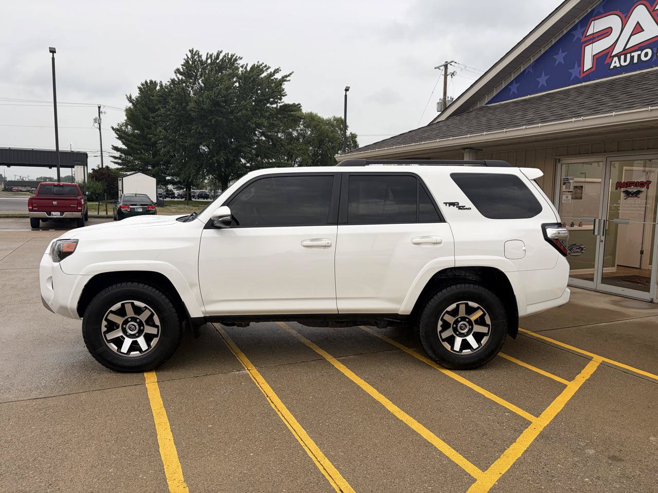 Used 2020 Toyota 4Runner TRD Off-Road Premium w/ Moonroof Package AWD/4WD image 4