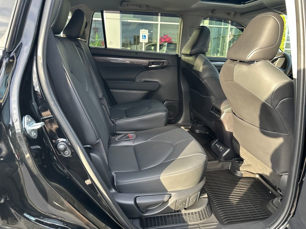 Used 2023 Toyota Highlander Limited image 16