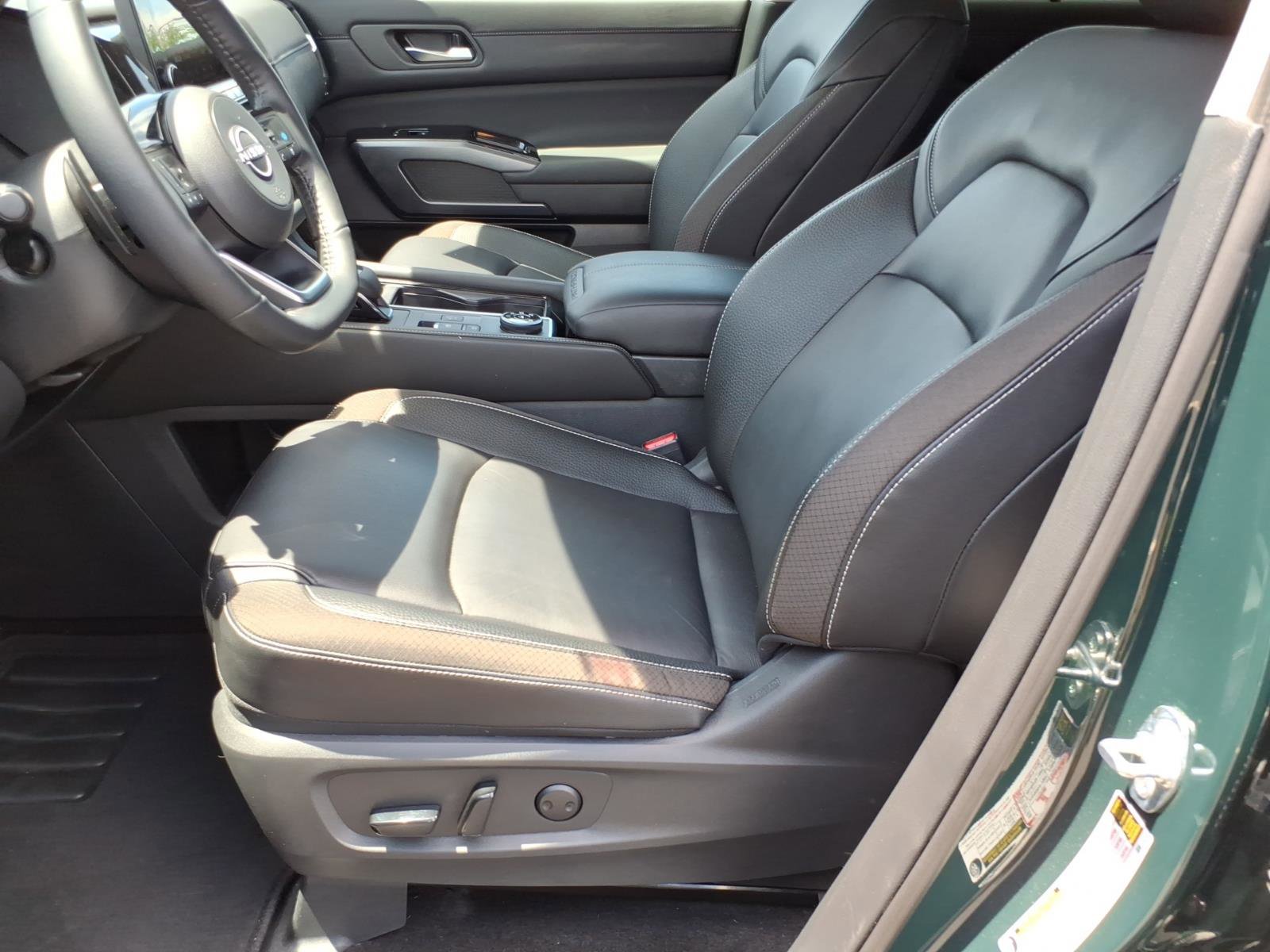 Used 2024 Nissan Pathfinder SL AWD/4WD image 15