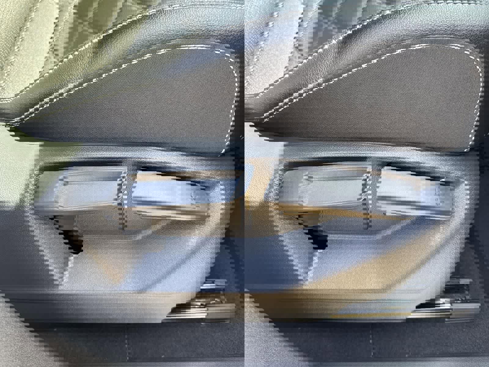 Used 2025 Volkswagen Atlas SE image 40