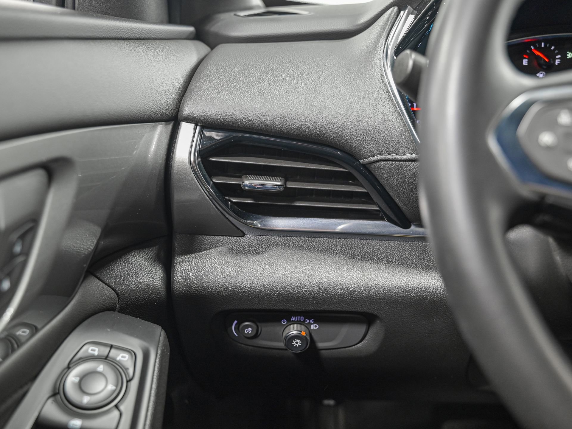 Used 2023 Chevrolet Traverse LT AWD/4WD image 18