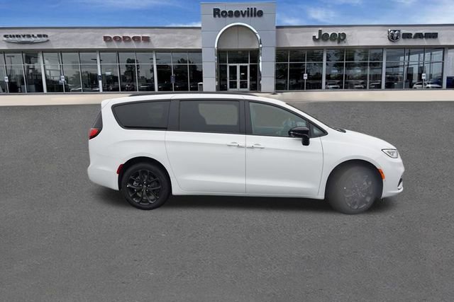 New 2026 Chrysler Pacifica Limited w/ S Appearance Package image 2