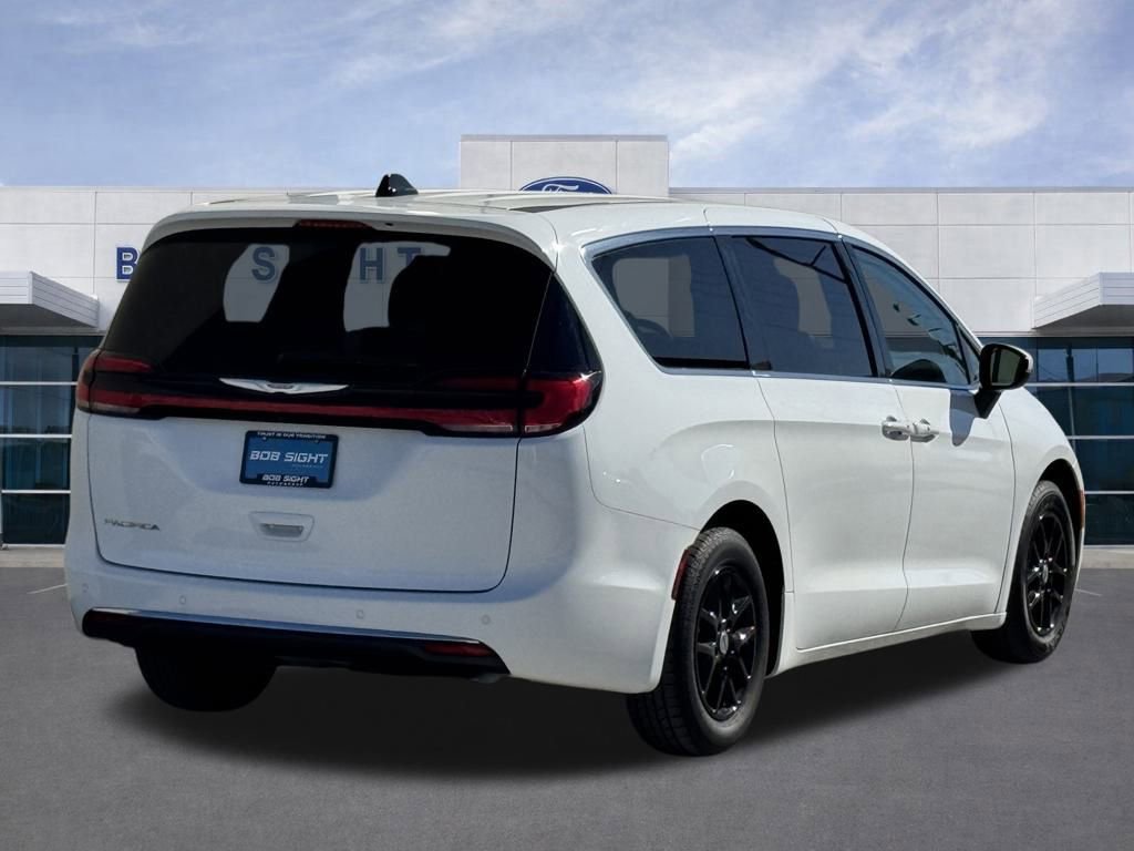Used 2023 Chrysler Pacifica Touring-L image 32