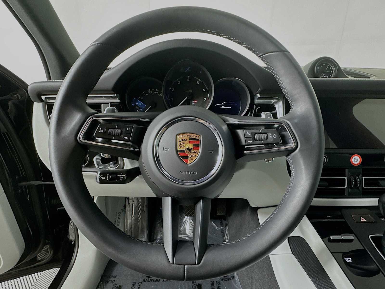 Certified 2025 Porsche Macan image 15