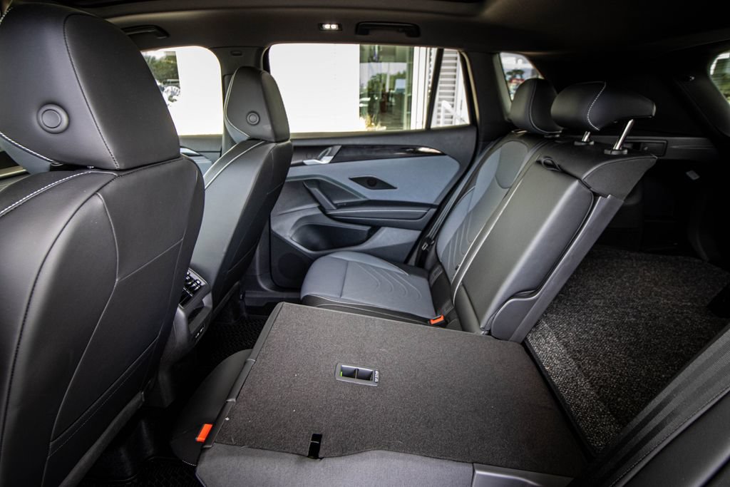 Certified 2025 Volkswagen Tiguan SE R-Line FWD image 27