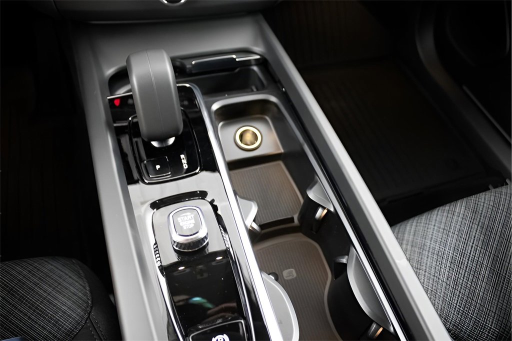 Certified 2025 Volvo XC60 B5 Core w/ Protection Package Premier image 25