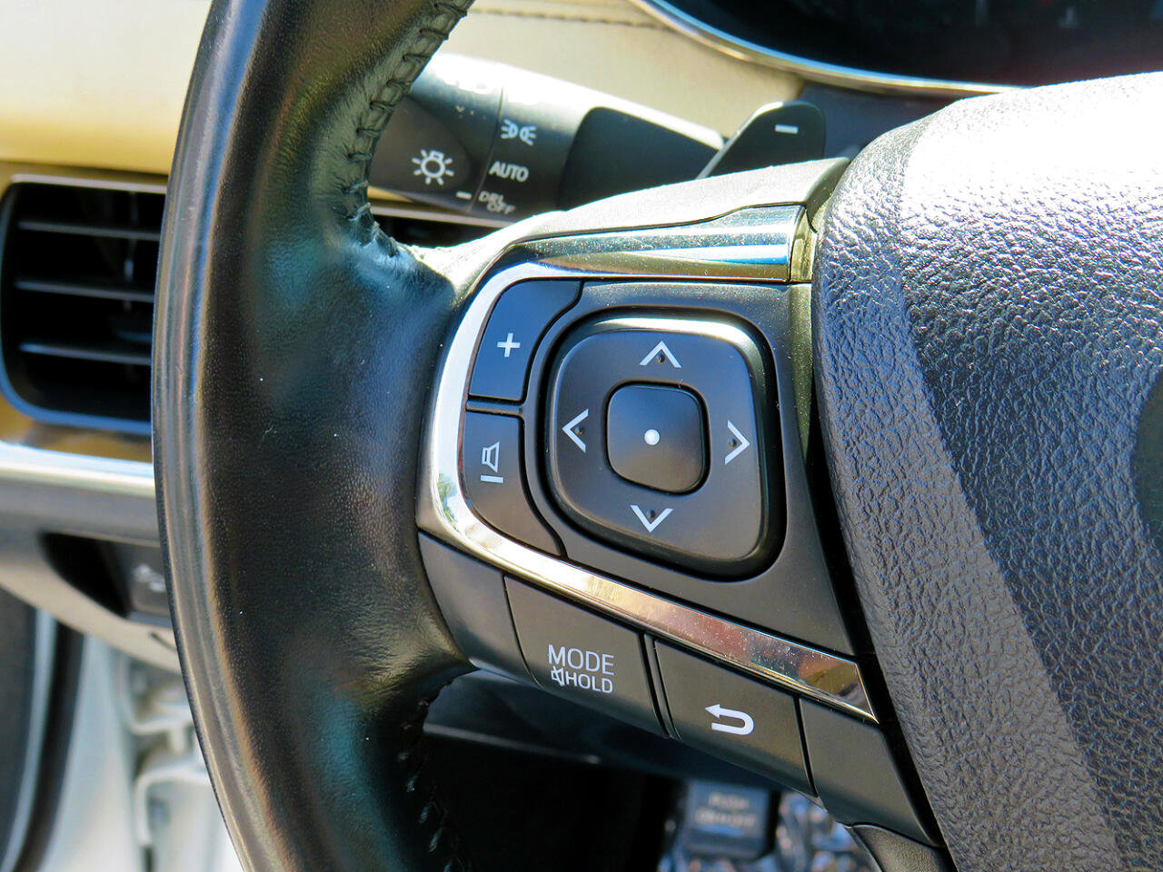 Used 2017 Toyota Avalon Limited image 23