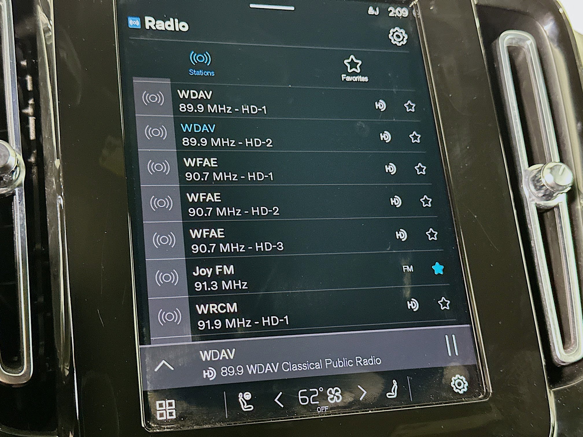 Used 2022 Volvo XC40 P8 Recharge Plus image 21