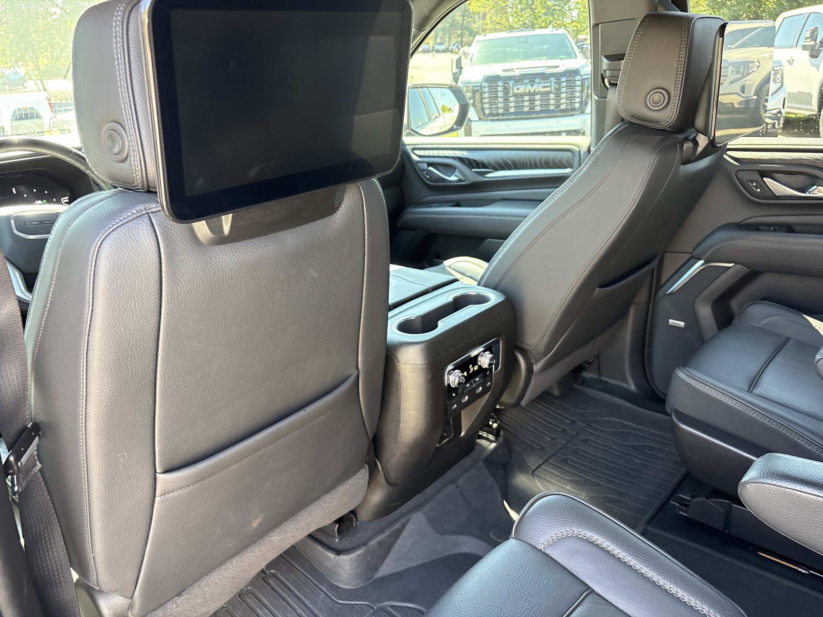 Used 2024 GMC Yukon XL Denali w/ Advanced Technology Package AWD/4WD image 30