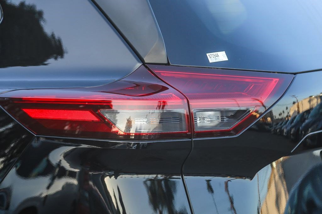 Used 2023 Nissan Rogue SV FWD image 9