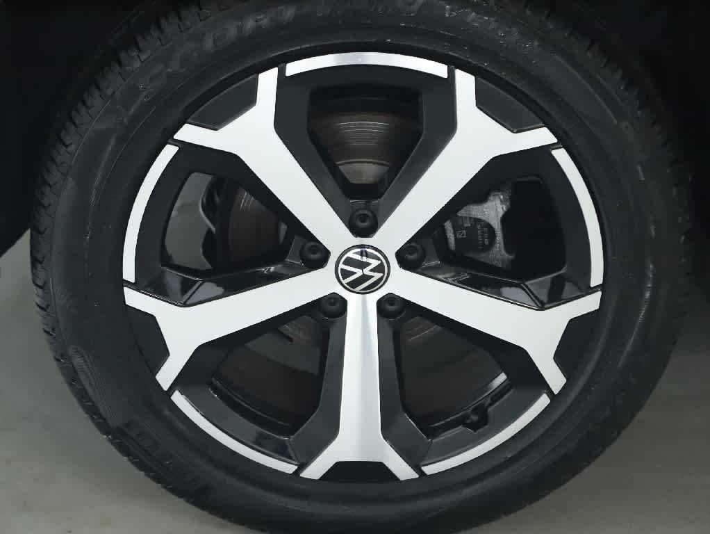 Certified 2025 Volkswagen Tiguan SE FWD image 12