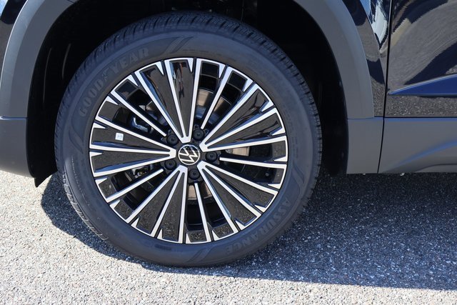 Certified 2025 Volkswagen Taos SE image 9