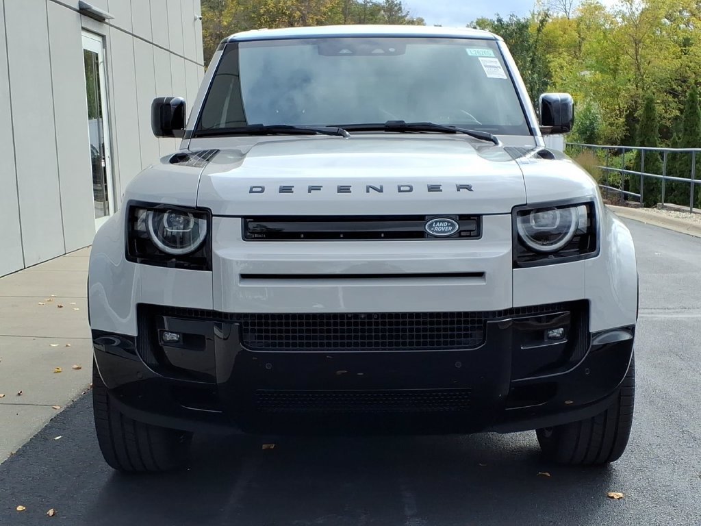 New 2026 Land Rover Defender 110 X-Dynamic SE AWD/4WD image 2