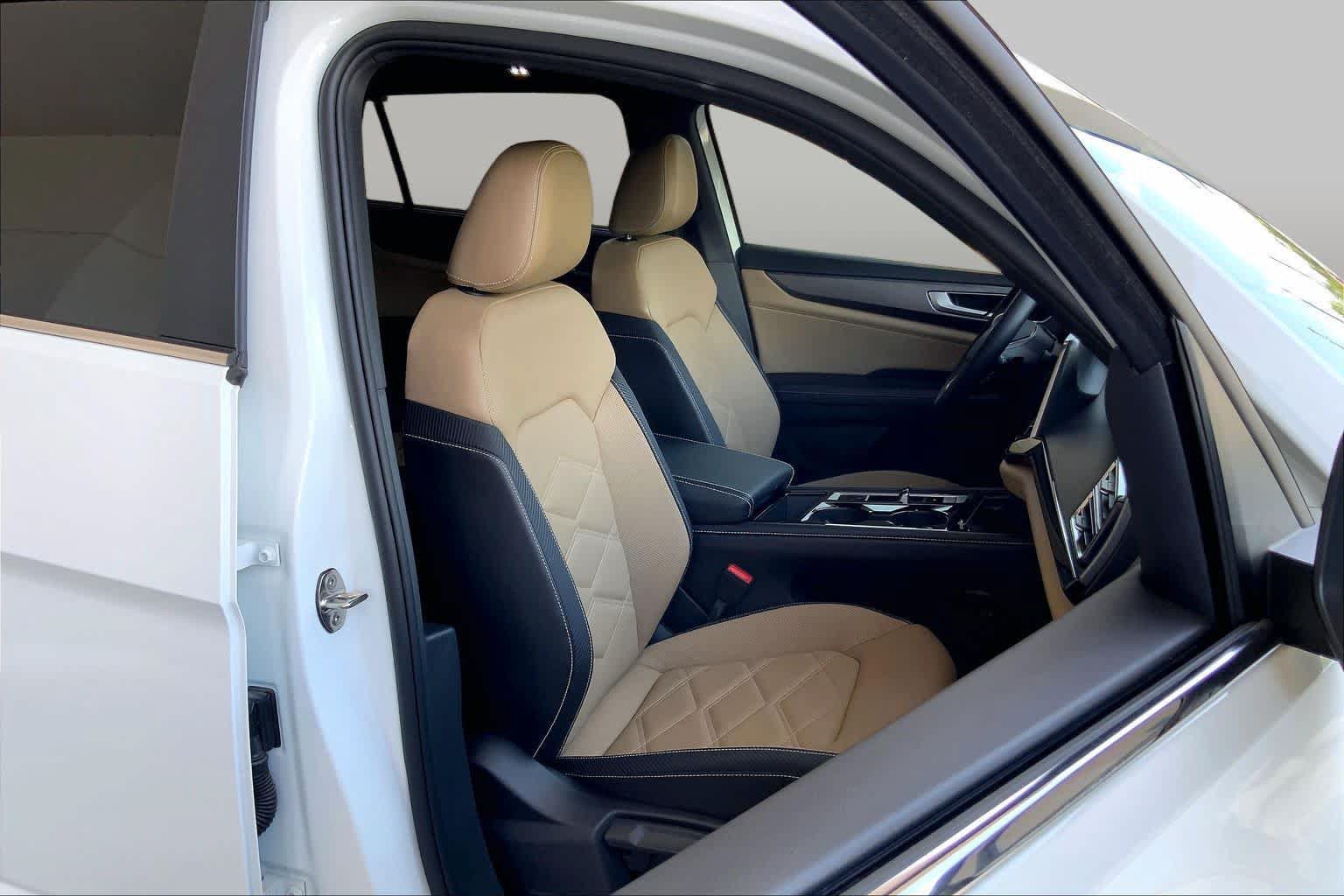 Used 2024 Volkswagen Atlas Cross Sport SE w/ Panoramic Sunroof Package FWD image 9
