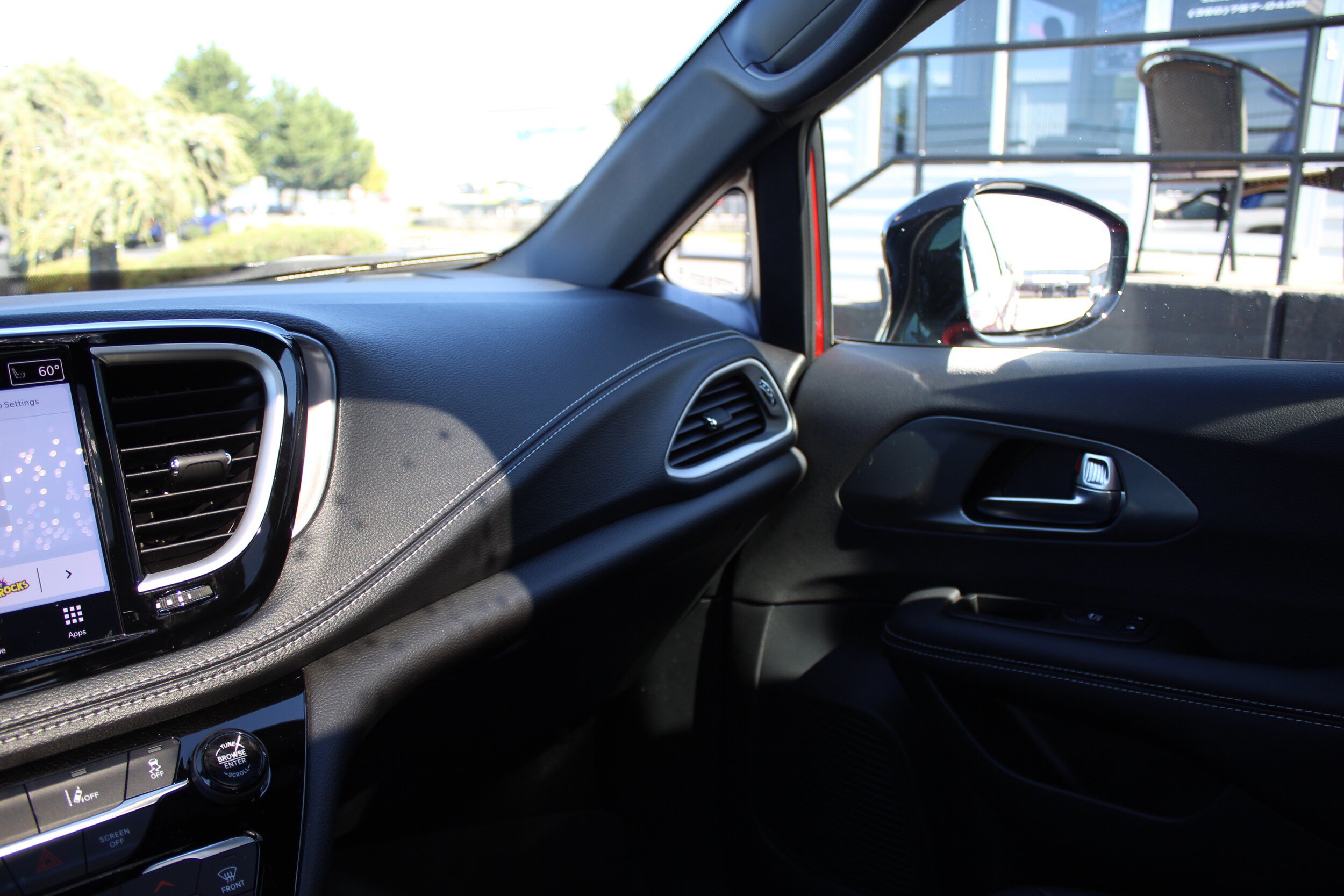 Used 2025 Chrysler Pacifica Select w/ Fav Edition Package FWD image 33