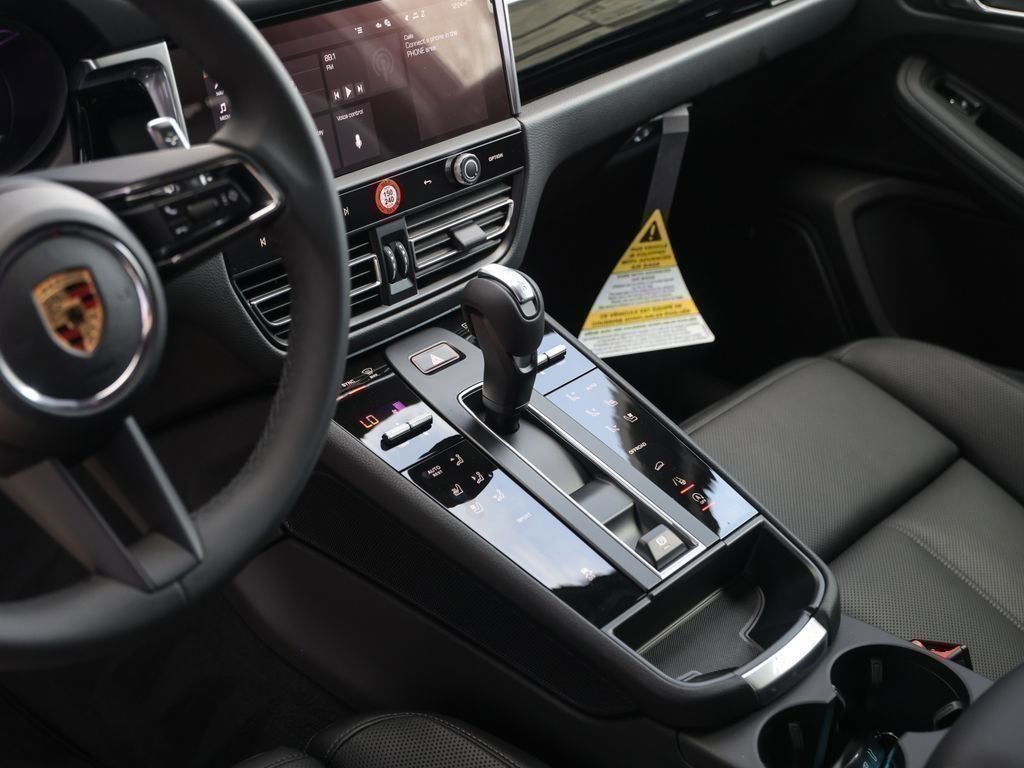 Certified 2025 Porsche Macan AWD/4WD image 13