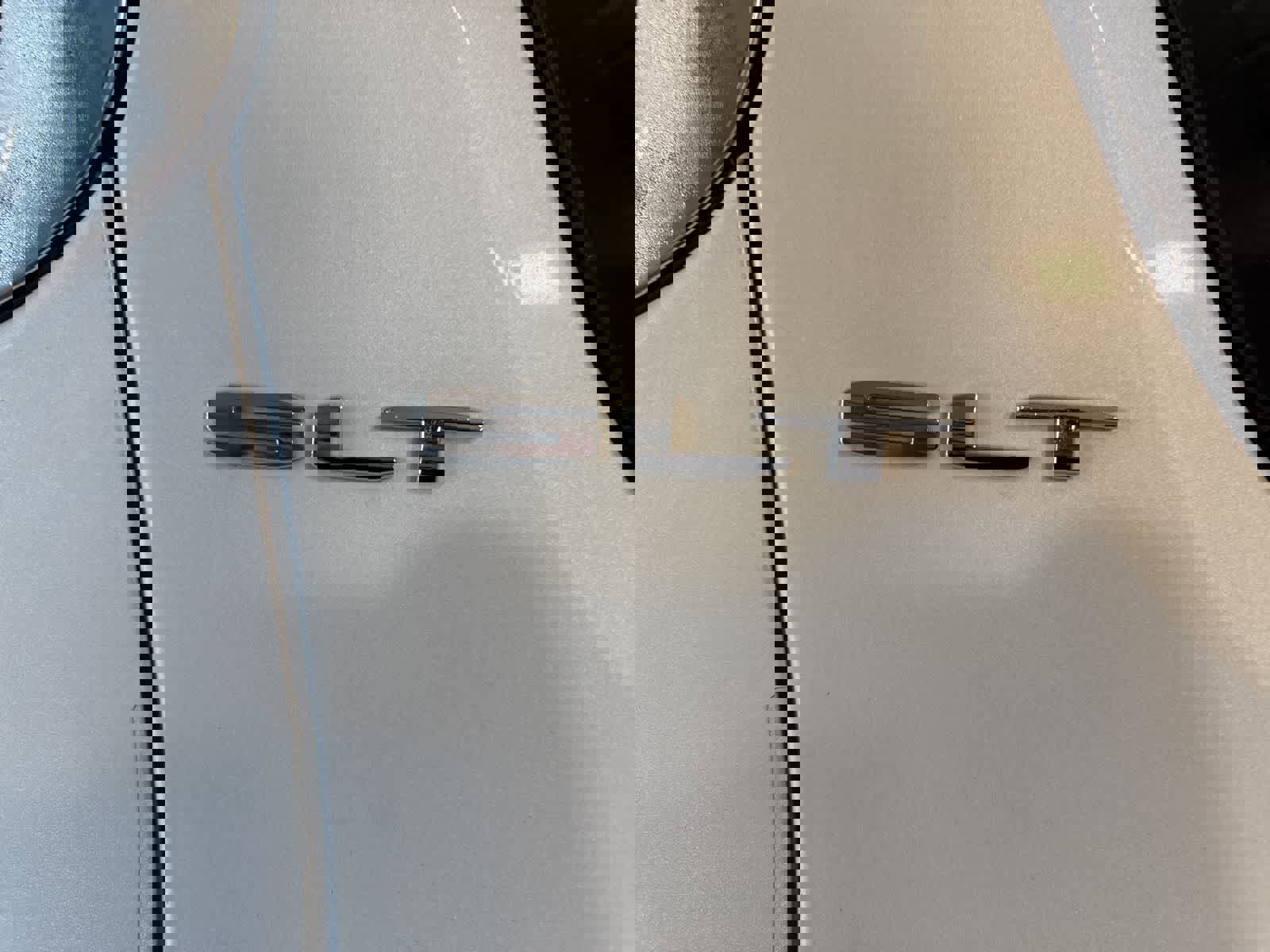 Used 2020 GMC Acadia SLT w/ Premium Package image 16