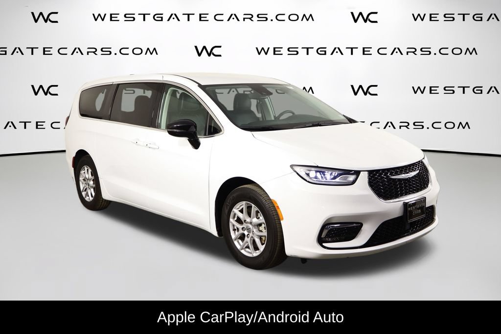 Used 2024 Chrysler Pacifica Touring-L FWD image 4