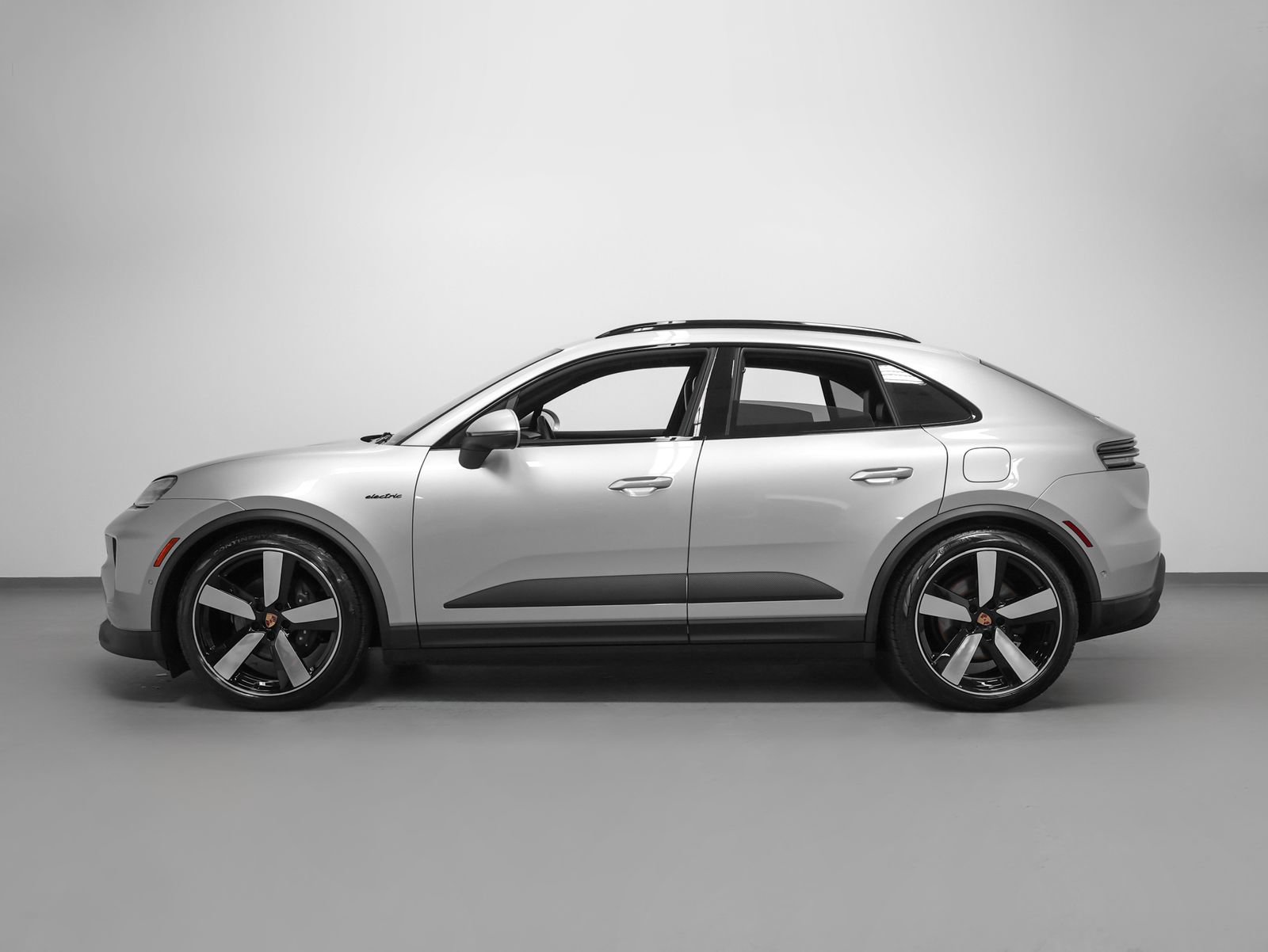 New 2026 Porsche Macan 4 Electric AWD/4WD image 2