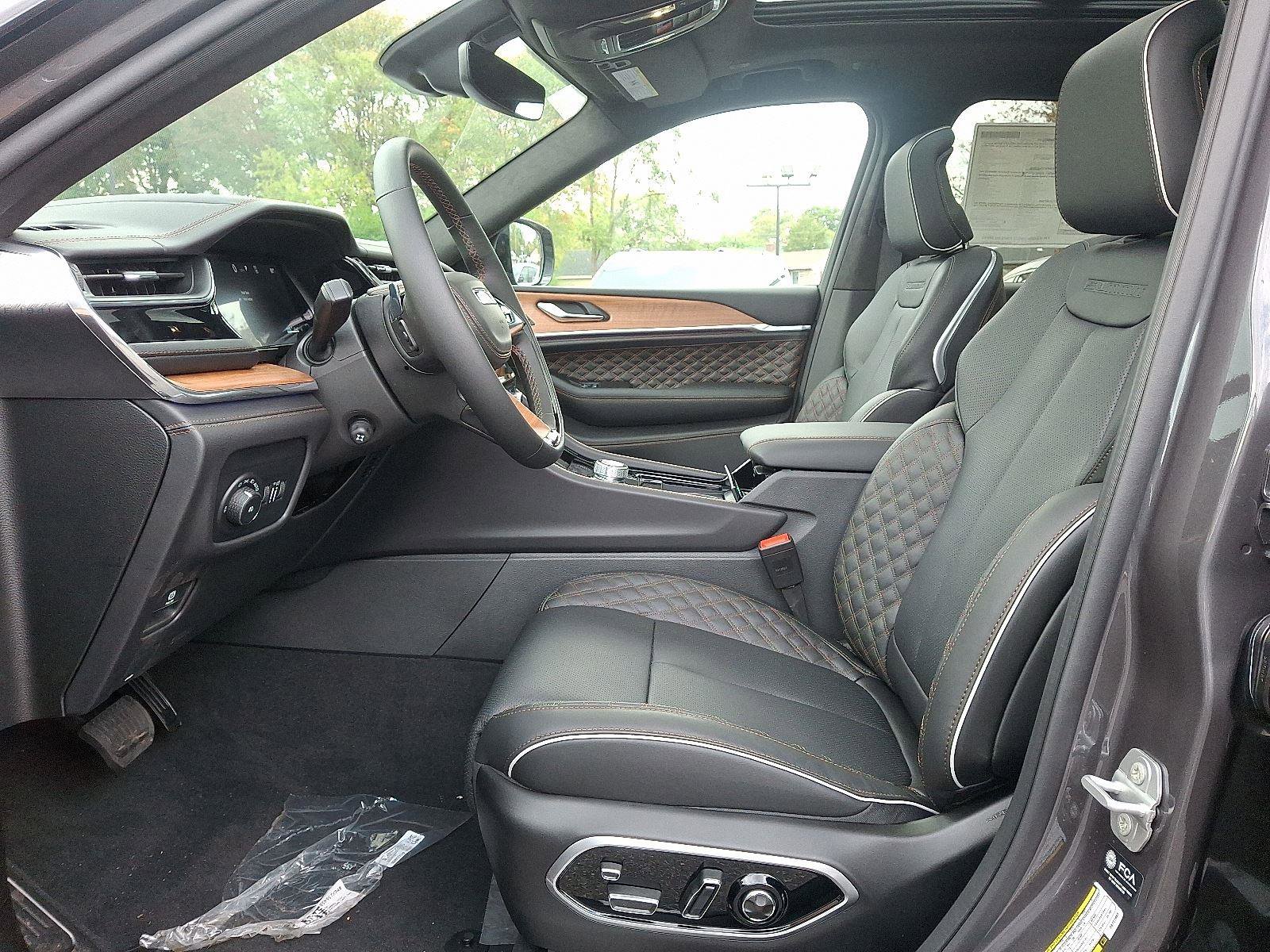 New 2025 Jeep Grand Cherokee Summit image 7